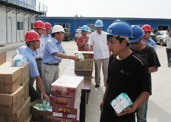 集團(tuán)下屬各項(xiàng)目開(kāi)展“送清涼”慰問(wèn)活動(dòng)